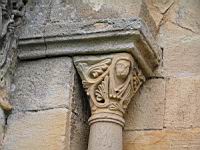 Saint-Julien-du-serre, Eglise, Chevet, Chapiteau, Tete et feuillage